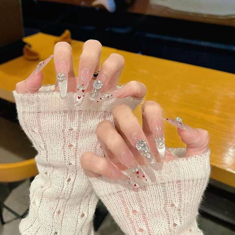 Heart-Shaped Island Sparkling Heart Diamond Ornaments, Handmade Wearable Nails with a High-End Feel, Diamond-Studded Ambiance, and a Luxurious Nail Art Design