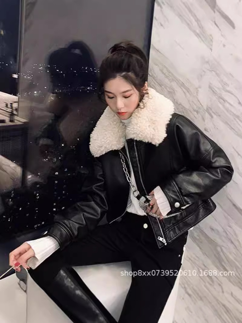 コートの女性の短い金の2024秋冬の子羊の毛の襟の復古の港の味のベルベットの皮の服の黒色の機関車の厚いジャケットの女性