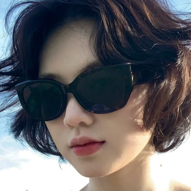 2025 nuevos y elegantes gafas de sol de moda retro ojo de gato europeas y americanas para hombres y mujeres gafas de sol de protección solar de estilo callejero con personalidad al aire libre