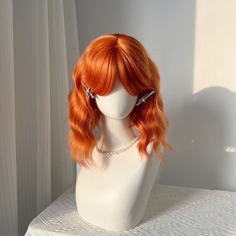 Wig for Women with Middle Parting, Short Curly Hair with Bangs, Dirty Orange Color, Whitening, Fashionable Artificial Hair, Atmospheric and Natural Full Headgear