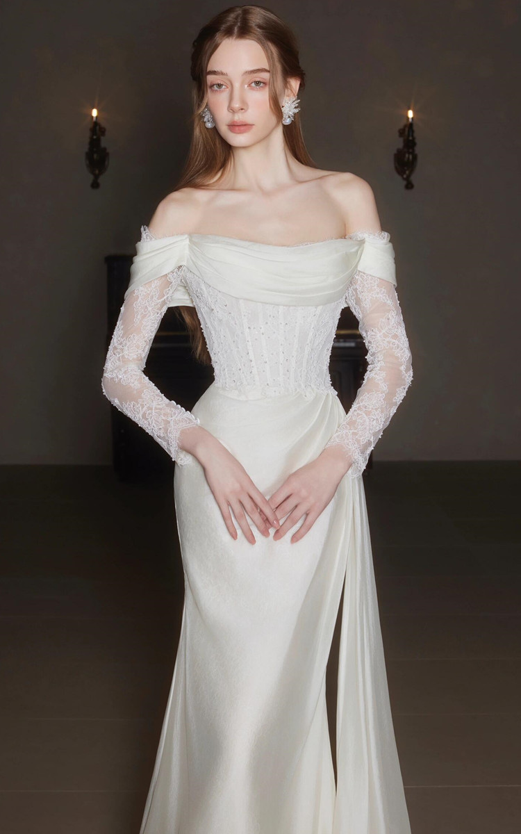 Elegant vit brudklänning med bara axlar och spets för reception_voghion.com