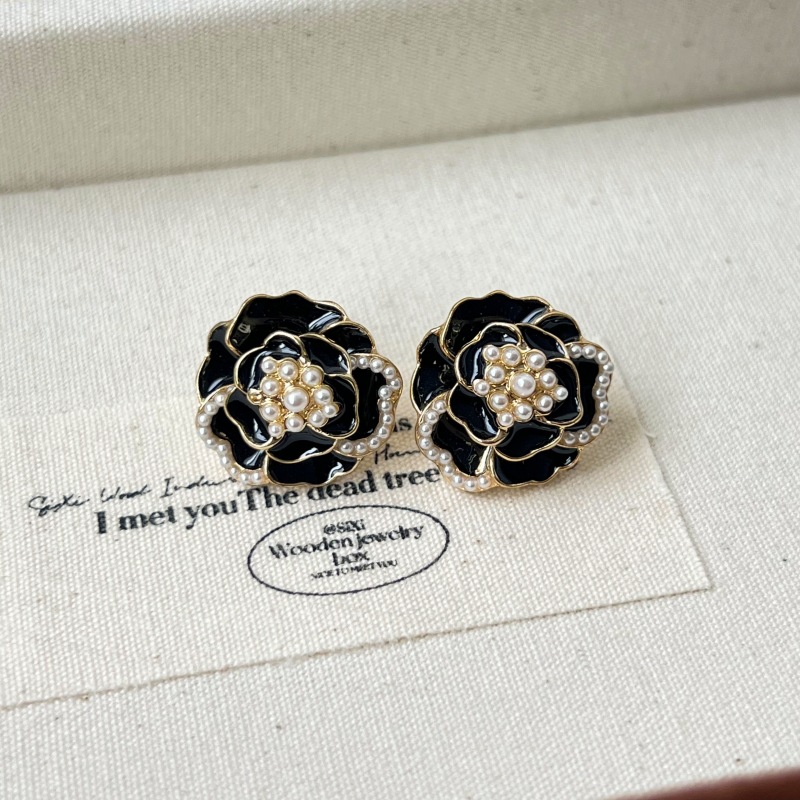 Broche camelia estilo vintage francés con perlas y multicapa_voghion.com