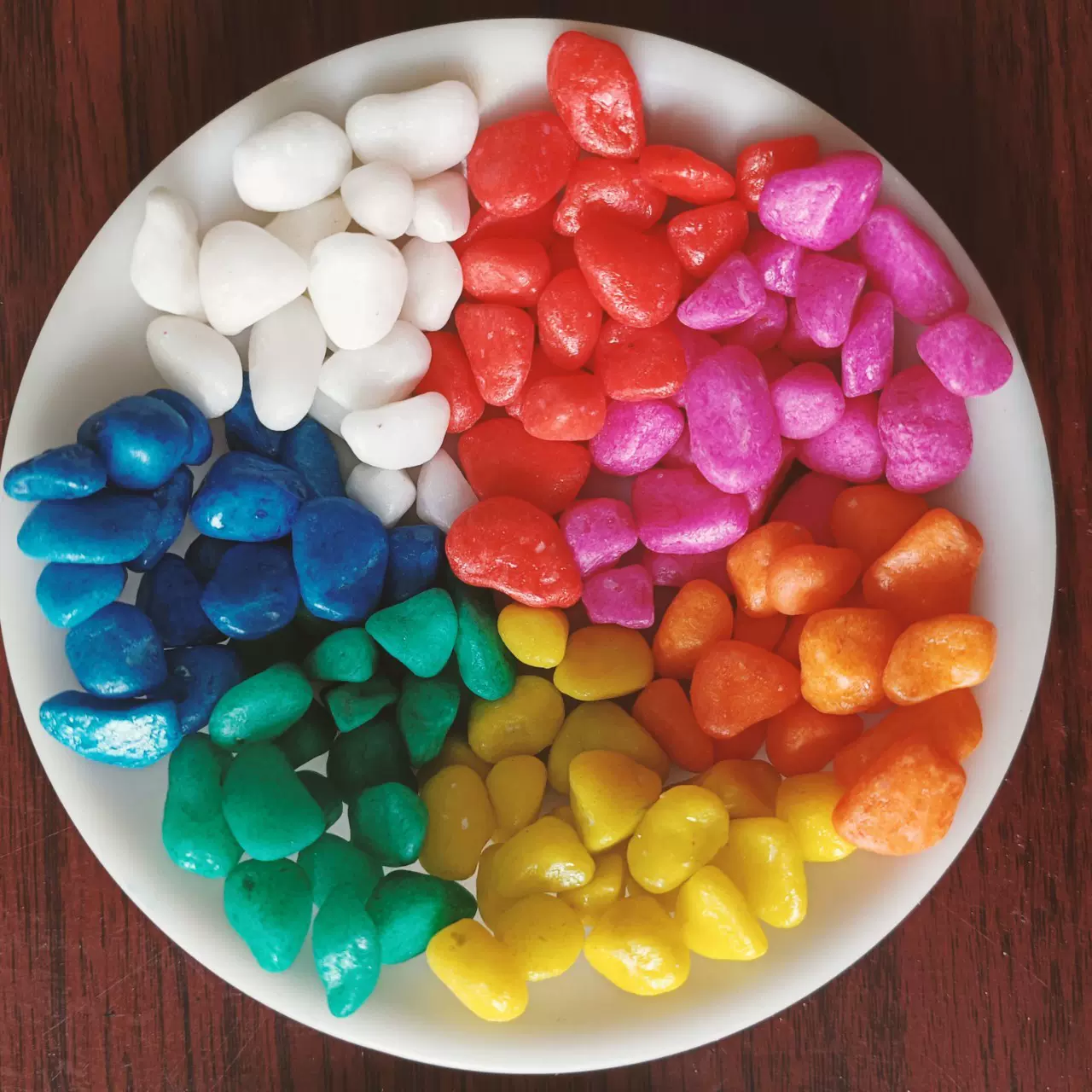 厂家大量供应 儿童沙池用五彩石园艺造景五彩石 铺面彩色小石子