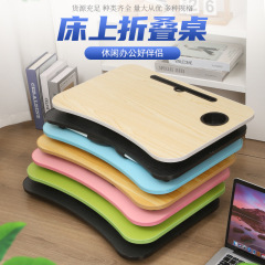 現物の卸売りのベッドの上で折り畳み式の机は窓のコンピュータの机を漂わせます。