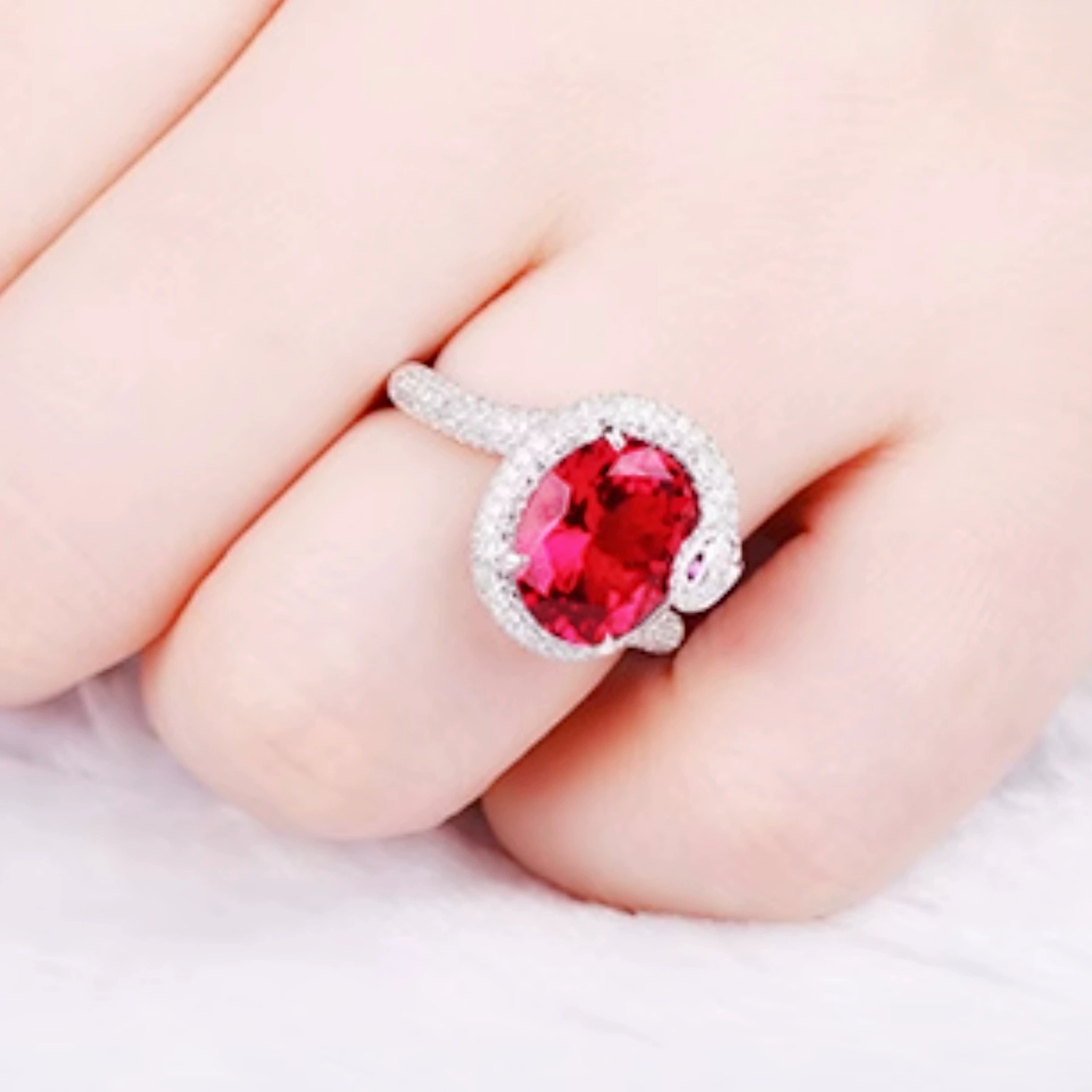 Рубиновые турмалины кольцо, 750 проба золота, с gem