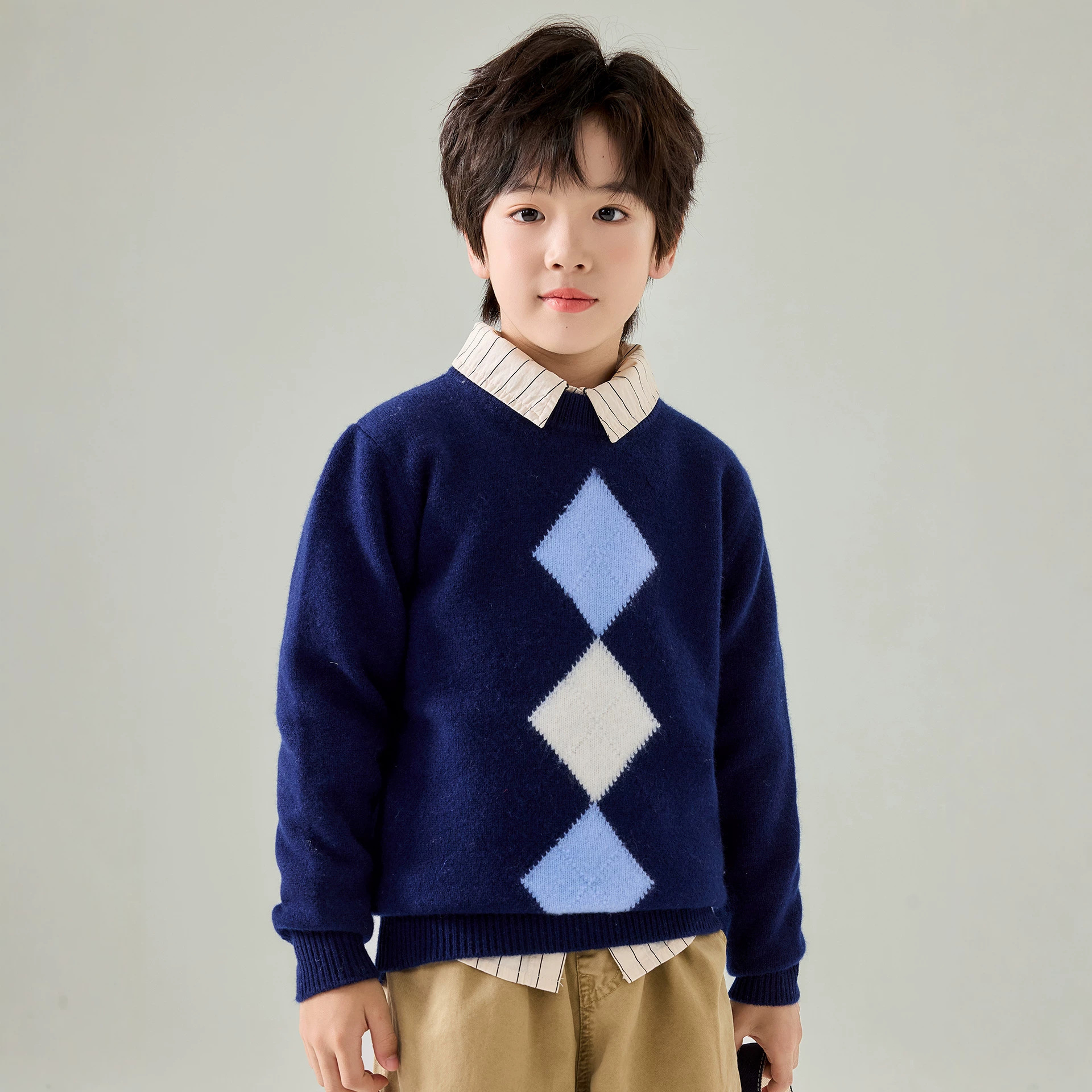 Boys' diamond pattern wool sweater, autumn and winter round neck color-blocked pullover, soft and warm children's knitted sweater.