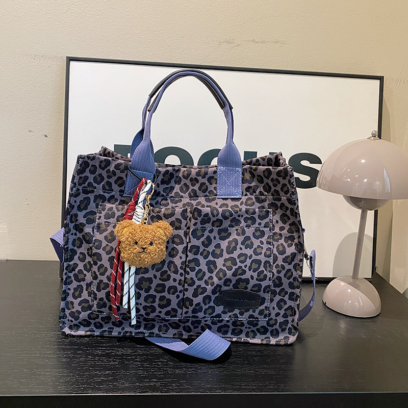 Bolso de lona con estampado de leopardo Bolso especial para mujer Bolso cruzado de gran capacidad en otoño e invierno 2024 Nuevo bolso de viaje de clase de ocio