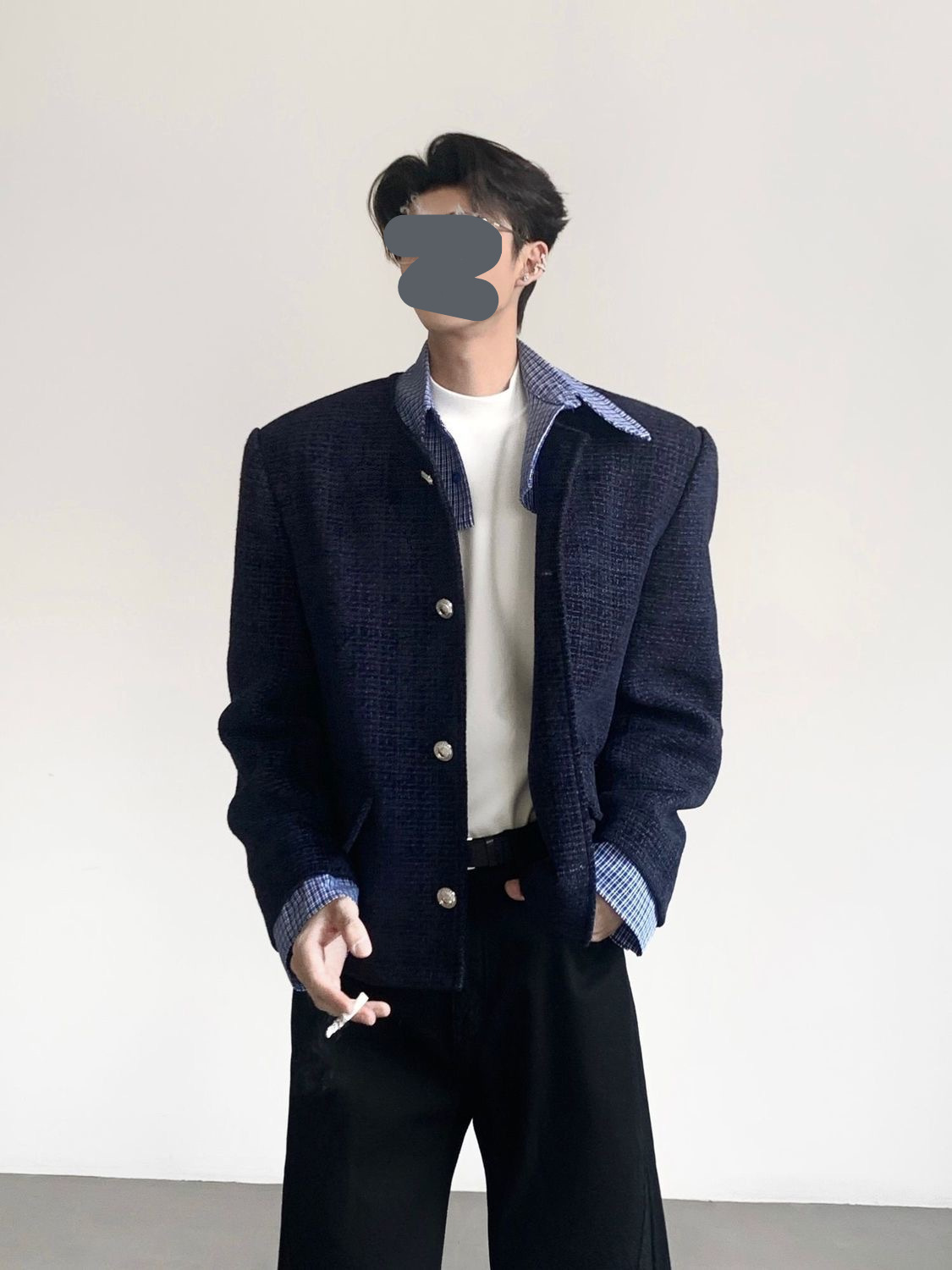 Veste patchwork idéale pour le printemps et l'automne, à porter avec une petite veste bleue parfumée à simple boutonnage._voghion.com