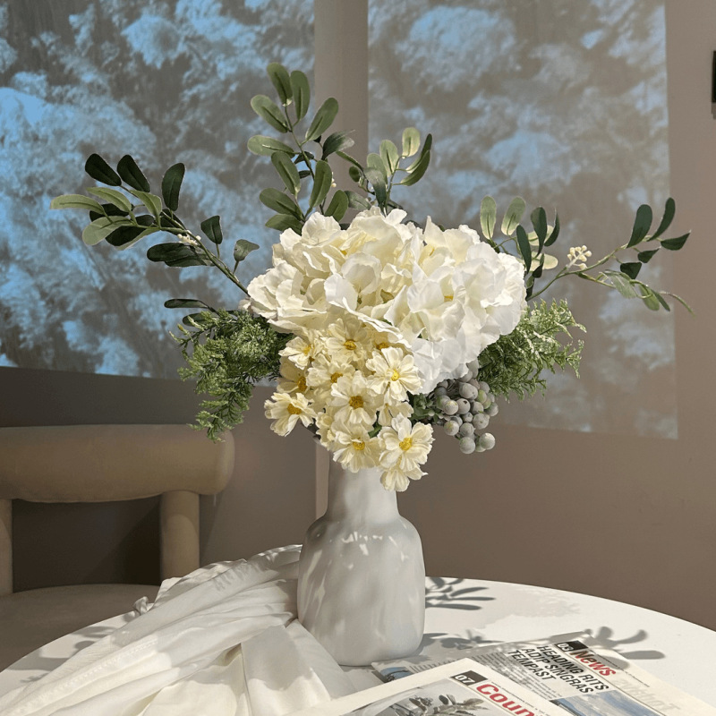 軽くて豪華な高級な花束は花瓶を持っています。|undefined