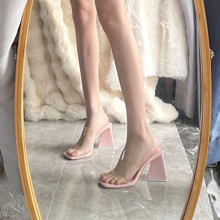 OMG!IntersectionHighly white and white legs