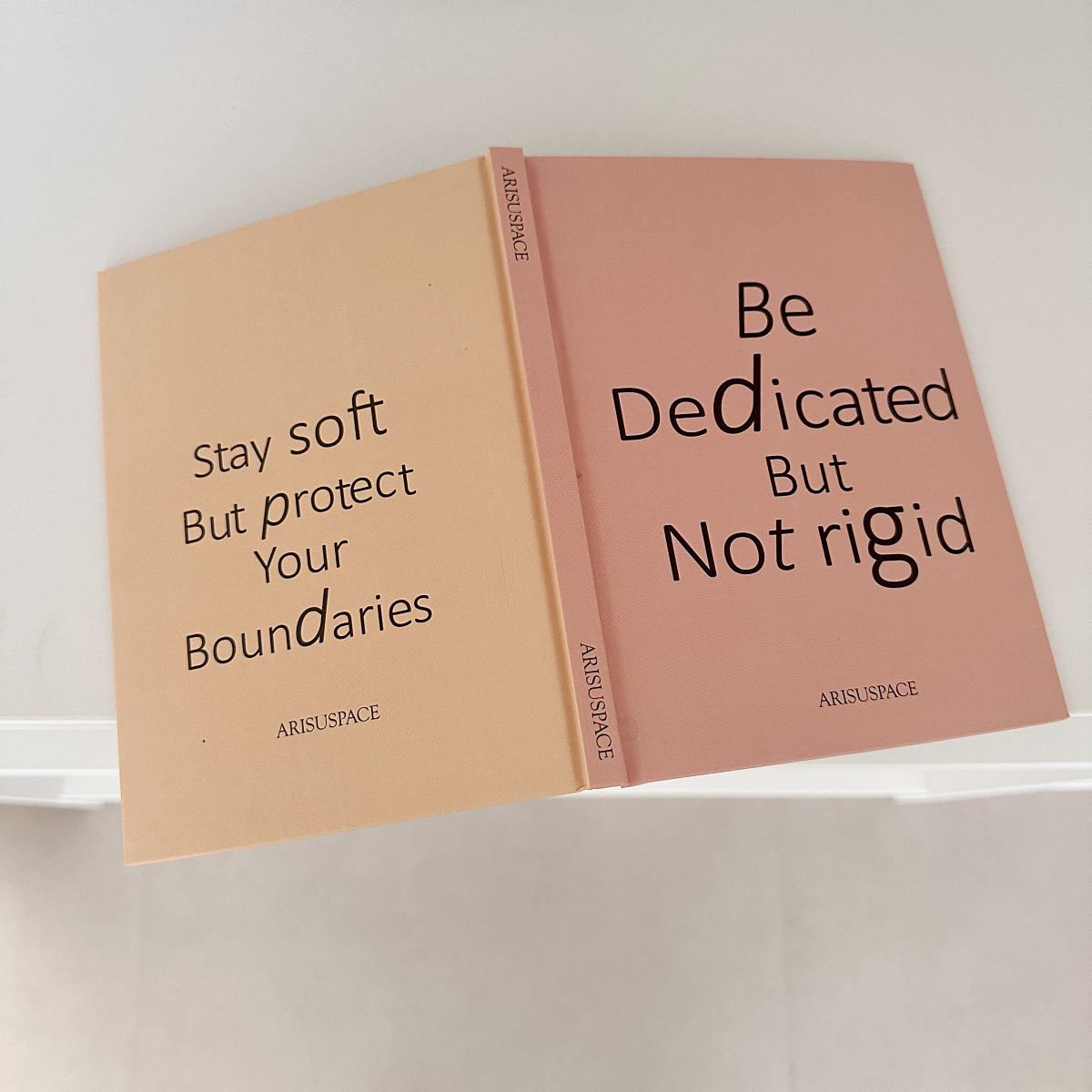 Ins風復古英語は古本の道具ノートを作って写真を撮ってノスタルジックな文芸の手帳のサンプル部屋を撮影します。