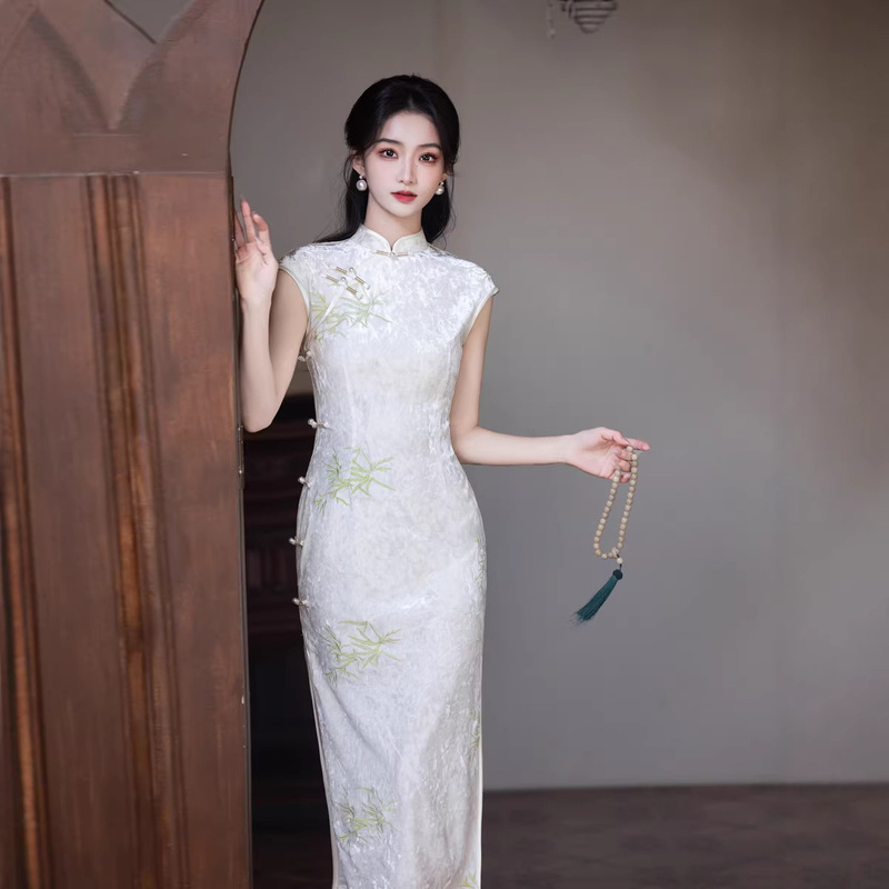 White Velvet Spring-Summer Qipao 2026 New Style with Bamboo Leaf Embroidery, Improved New Chinese Style, Elegant and Classy for Annual Meetings, Long Style White Velvet Spring-Summer Qipao 2026 New Style with Bamboo Leaf Embroidery, Improved New Chinese Style, Elegant and Classy for Annual Meetings, Long Style