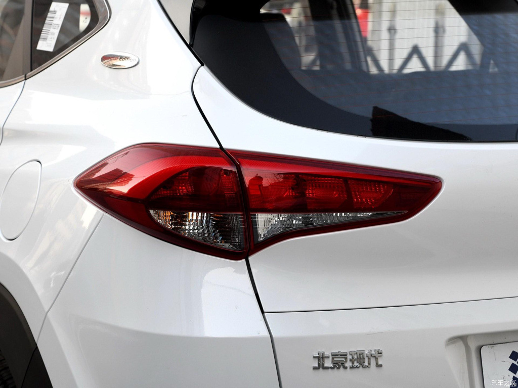 Adapted to 15-18 new Hyundai Tucson rear tail lamp assembly left and right rear headlights steering reversing brake lamp cover