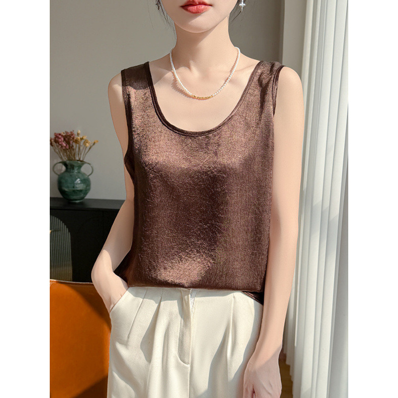 Versatile Round-Neck Sleeveless Camisole for Women, Suitable for Both Inner and Outer Wear, Loose Satin Top with a Textured Feel, Paired with a Blazer as a Base Layer Versatile Round-Neck Sleeveless Camisole for Women, Suitable for Both Inner and Outer Wear, Loose Satin Top with a Textured Feel, Paired with a Blazer as a Base Layer