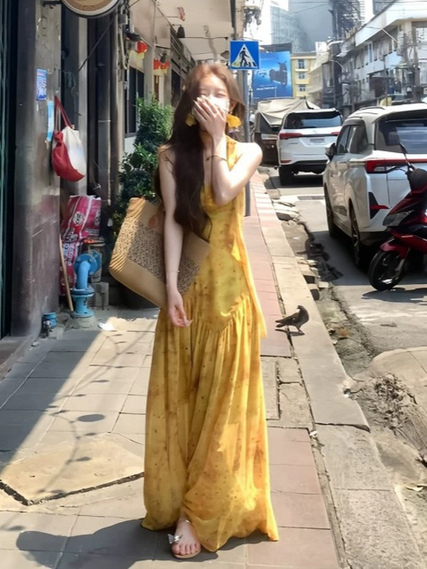 云南大理度假风黄色碎花吊带连衣裙女夏南法出片穿搭拍照沙滩长裙