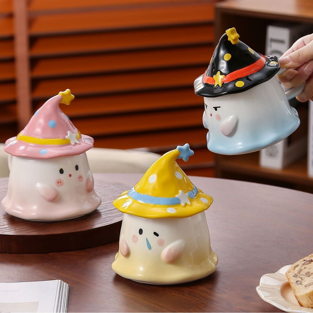 Caricatura encantadora y extraña fantasma de Halloween sombrero mágico de cerámica taza tridimensional con tapa de alto valor facial taza de agua potable