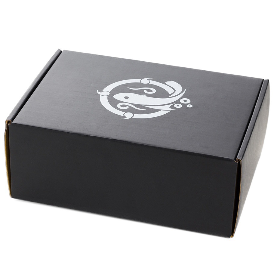 Caja rectangular extra resistente para ropa de mujer, laminada e impermeable, con impresión a color para logística y envío exprés.