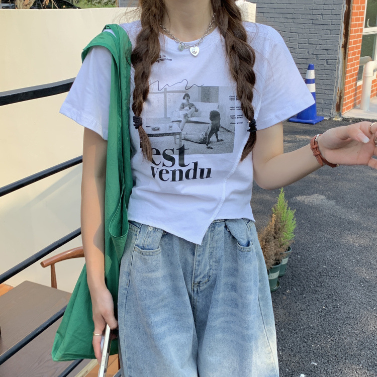 Diseño de manga corta Camiseta para mujer verano 2023 nuevo slim fit adelgazante corto chica caliente estudiante superior ropa de mujer al por mayor