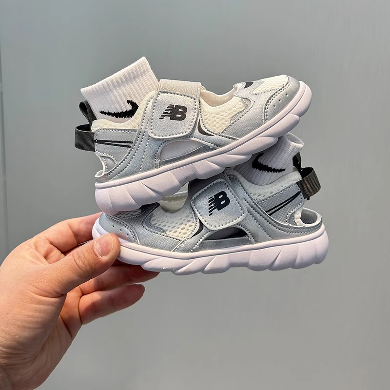 Sandalias Baotou para niñas 2025 sandalias deportivas transpirables de malla de verano zapatos de playa de suela blanda para niños de mediana edad image 3