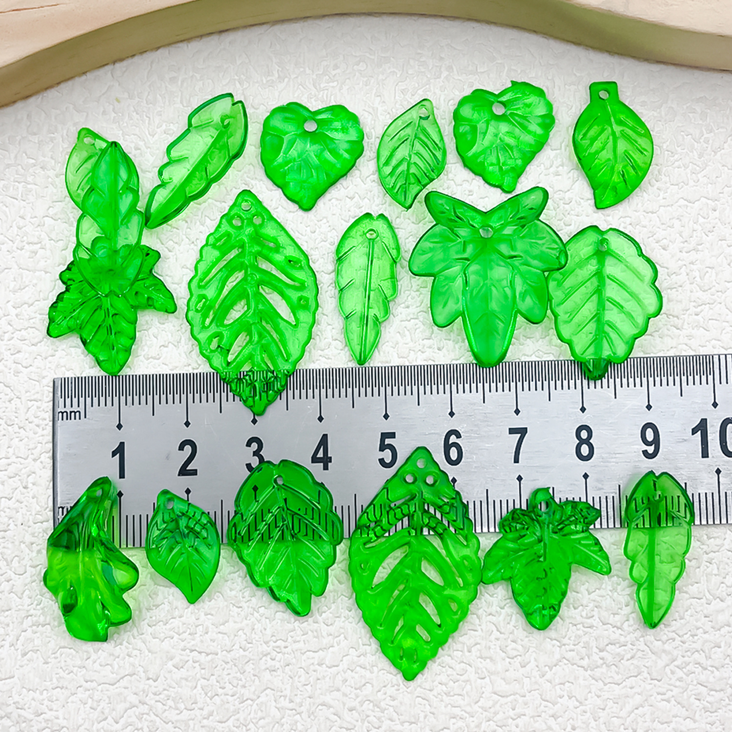 Simulación perforada chapada en color hoja de arce hoja verde hoja de uva accesorios de acrílico transparente hecho a mano pulsera decorativa de bricolaje cuentas