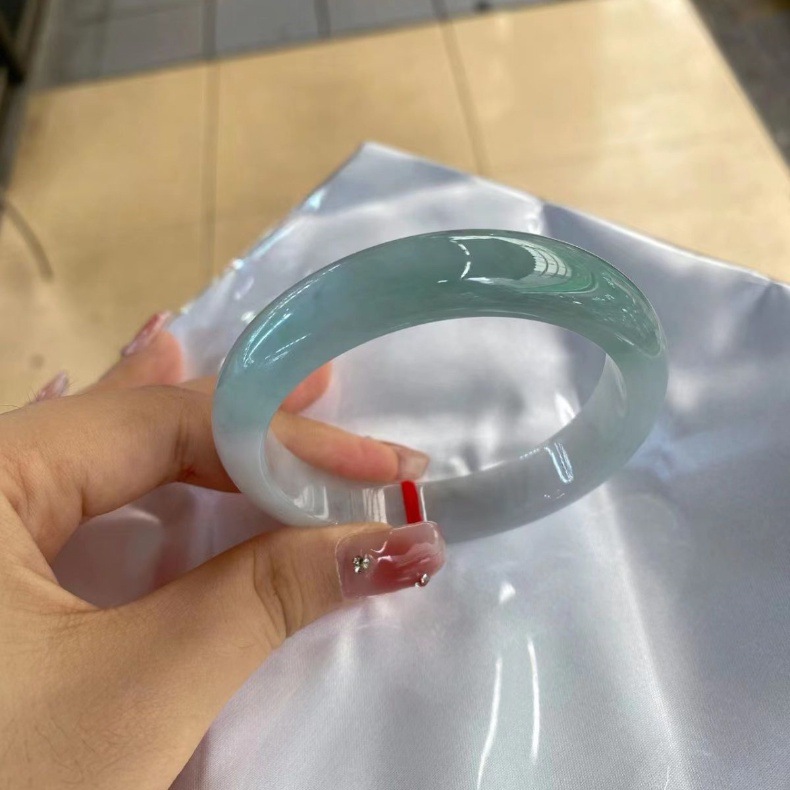 Vòng tay ngọc bích tự nhiên nữ hoàng gia màu xanh nhạt, đường kính trong 52–64 mm chi tiết 2