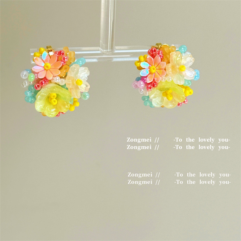 Flower in the field hand beaded vignetting layered hemispherical flower earrings fresh sweet no ear hole ear clip Flower in the field hand beaded vignetting layered hemispherical flower earrings fresh sweet no ear hole ear clip
