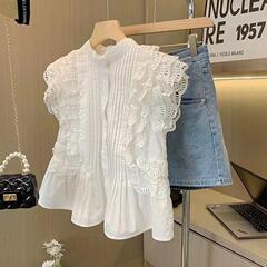 シャツの女性の袖のないレースの透かし彫りのハスの葉の辺の春の夏の新型のデザイン感の小さい大衆のフランスのベストの上着