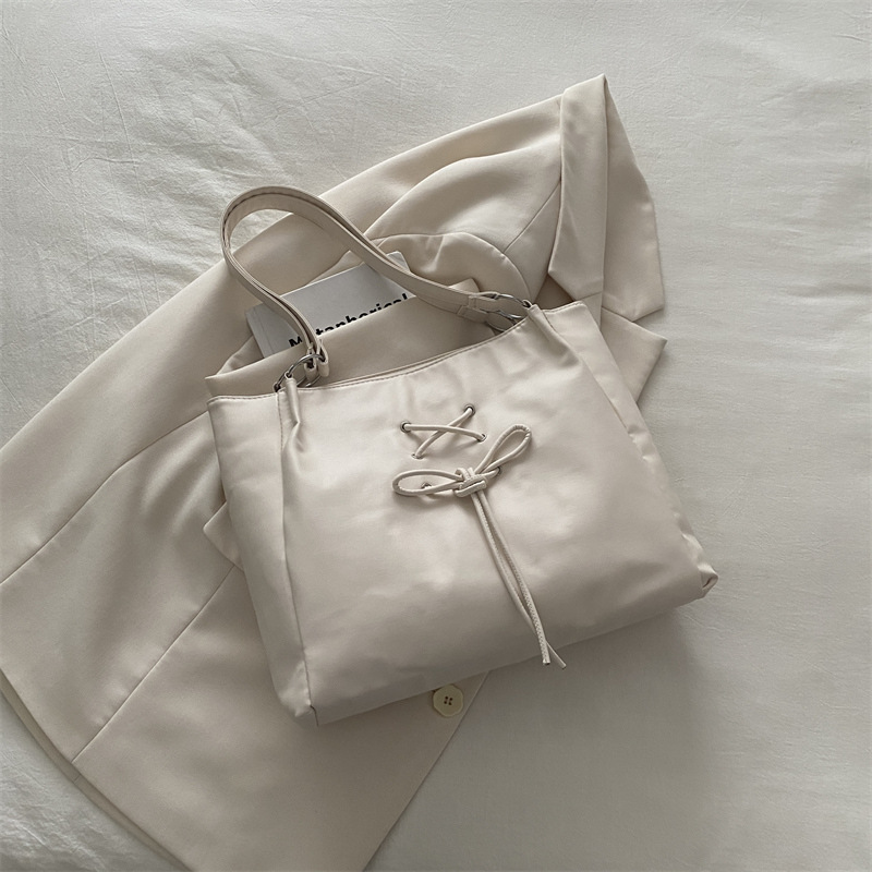 Bolsa de moda de gran capacidad para mujeres 2024 otoño y invierno nuevo simple bolso de hombro casual de viaje bolso de brazo