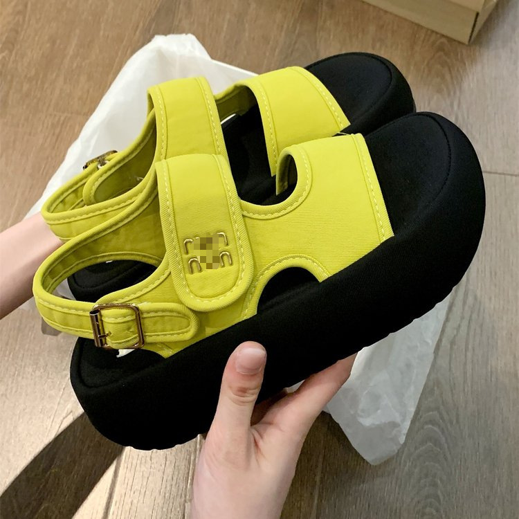 Sandalias de suela gruesa de explosión para mujeres de verano 2026 nuevas explosiones de suela suave no se cansan pies de mujer zapatos casuales de playa romanos