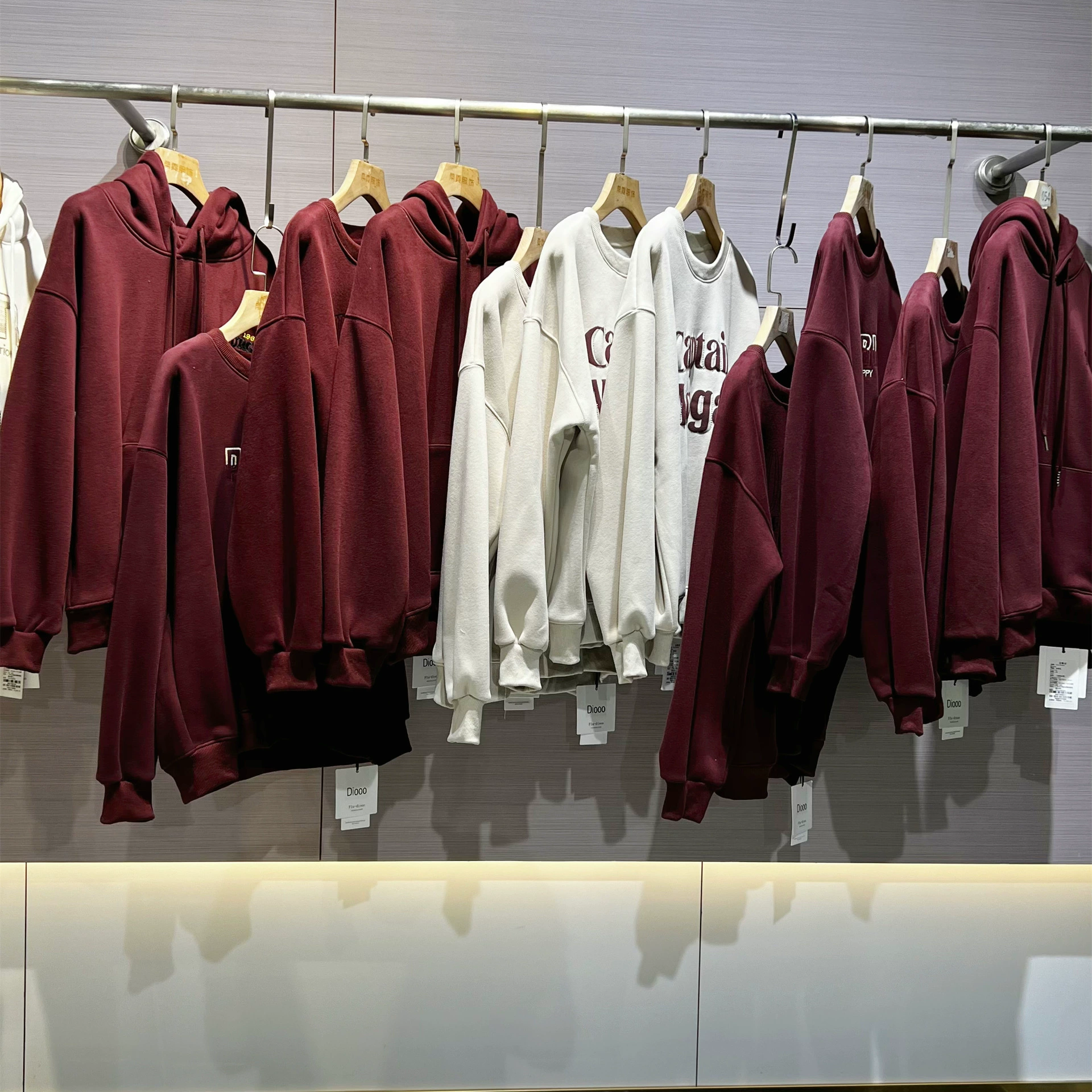 Осенние и зимние свитеры с хвостовыми товарами, женские оптовые прилавки, торговые марки, снятые в физических магазинах