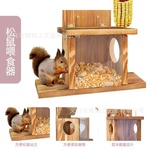 跨境新品松鼠喂食器木质工艺品户外庭院装饰手工摆件高级感小众