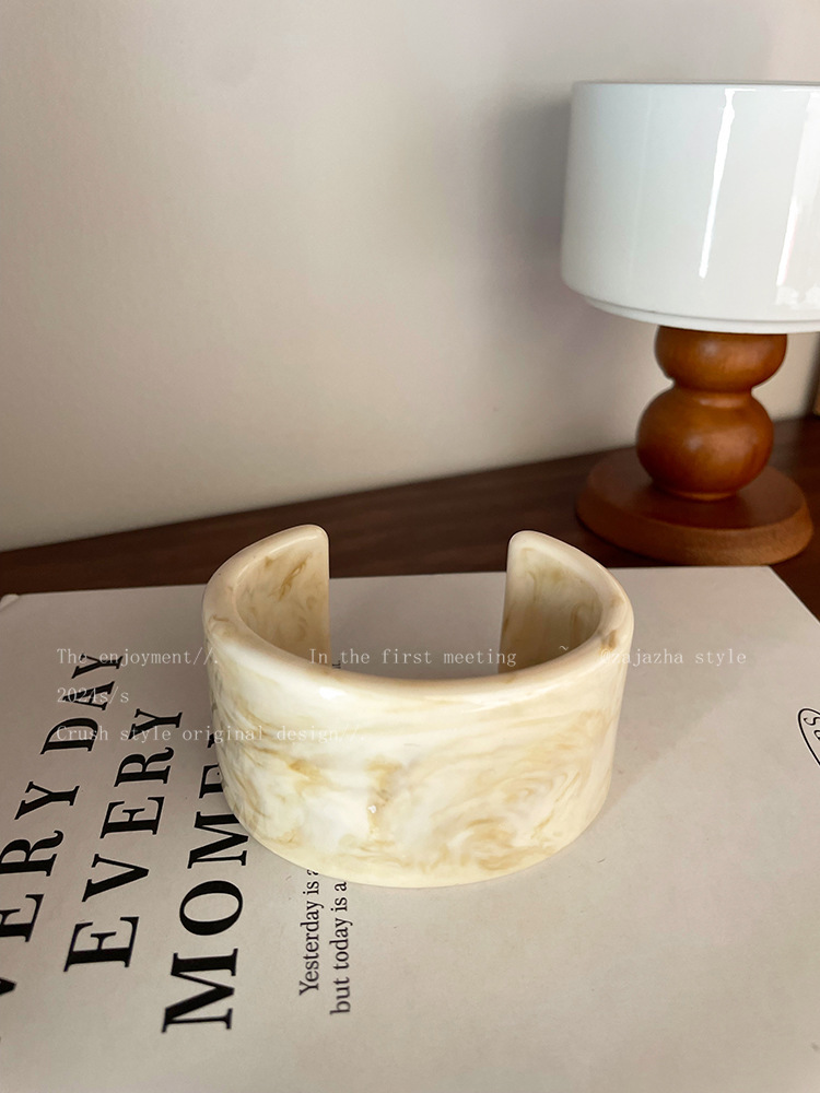 Milk tea color wide edge