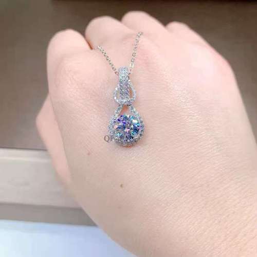 New Eight Hearts and Eight Arrows 2 Carat Simulated Moissanite Pipa Pendant Necklace Feminine Clavicle Chain Birthday Gift