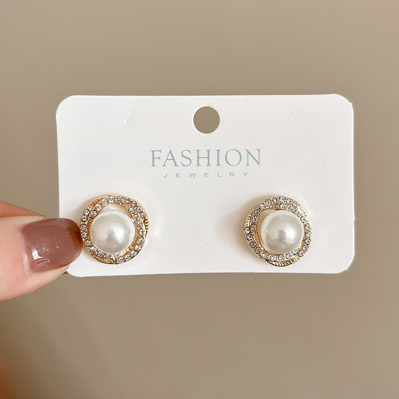 Pendientes transfronterizos, pendientes de metal de alta calidad, pendientes de 2025 nuevos pernos de moda, temperamento ligero y lujoso, pendientes de atmósfera