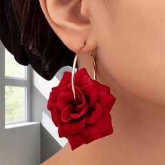2025年 絶妙で上品、ファッショナブルで優しく、創造的でロマンチックなバラの花のイヤリング 女性へのギフト イヤーアクセサリー