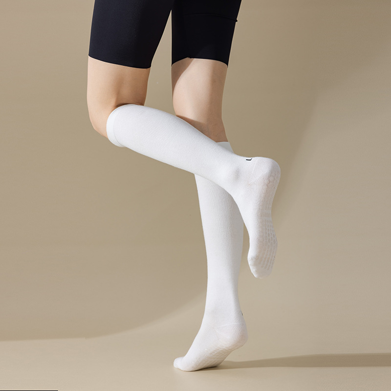 圧力の靴下の子供のヨガの靴下の高い筒の綿の純色のふくらはぎの靴下の卸売りのフィットネスのダンスの滑り止めのプラティのストッキング