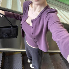 韓国系ギャルの紫色のキャミソールのカーディガンtシャツの小さい背の短い服の上着の2つのセットの女性の秋