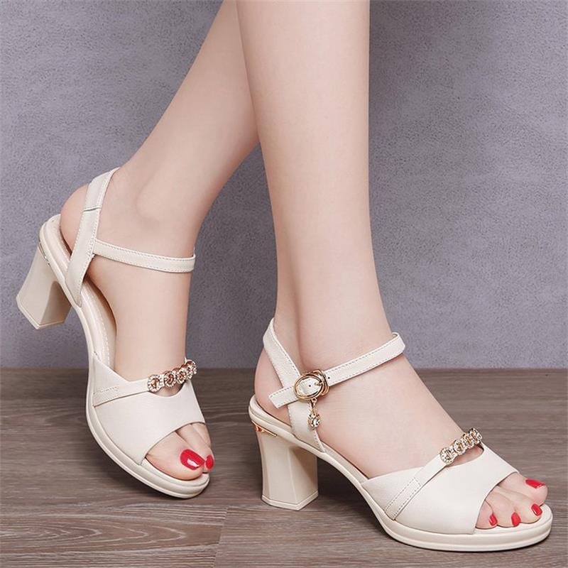 Sandalias de tacón alto de cuero suave para mujer en verano 2025 nuevo estilo de todo fósforo diamantes de imitación de tacón medio hebilla de una palabra zapatos de trabajo de tacón grueso