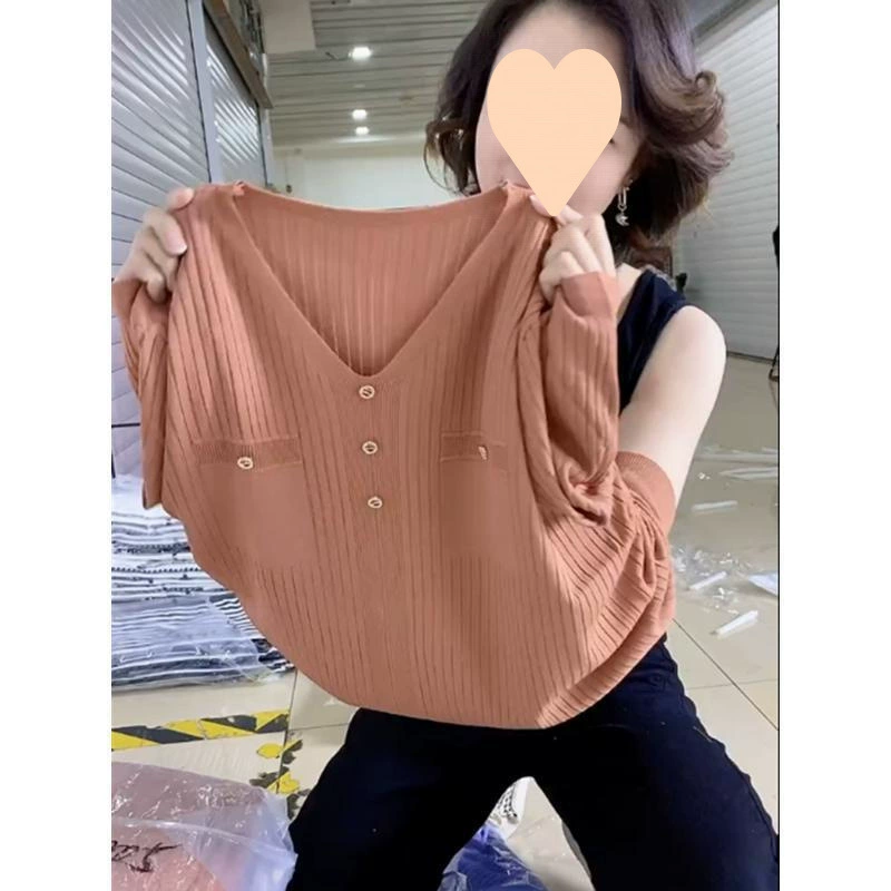 Женская рубашка из ледяного шелка с короткими рукавами, новый стиль лета 2025 года, свободный воротник, искусственный карман, дизайн с ромбовидными пуговицами, пуловер, вязаный топ с рукавами три четверти.