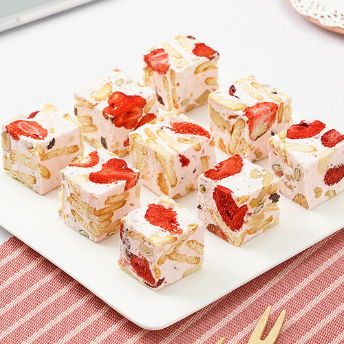 Dried strawberry whole wholesale baking ingredients snowflake cracker fruit snack dried strawberry crisp