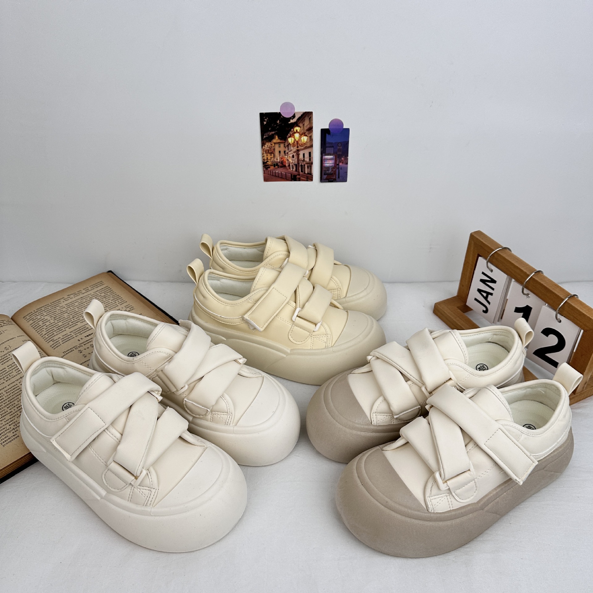 Zapatos de velcro de fondo grueso de fondo bajo para estudiantes de primavera 2025 nuevos zapatos blancos de estilo universal zapatos de mujer de estilo de Hong Kong