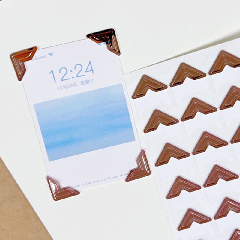 흰색 바탕에 로즈 골드