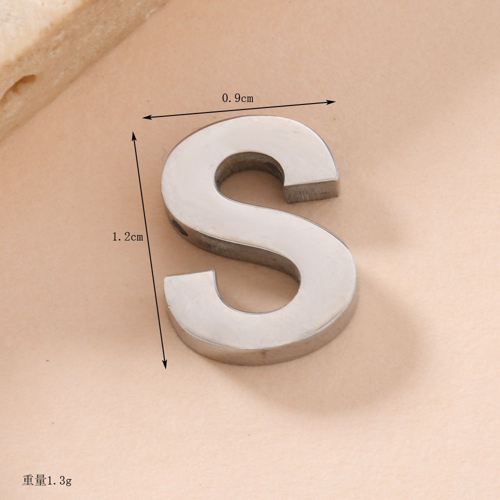 Venta caliente transfronteriza 26 letras inglesas colgantes de agujero recto collar de acero inoxidable colgantes accesorios de letras de bricolaje fabricantes de joyas