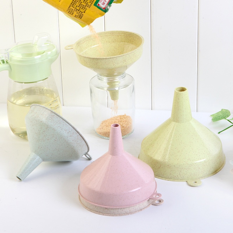 Wheat straw household kitchen funnel, multi-purpose large-diameter funnel for oil and wine, used for pouring wine and oil from a wine bottle