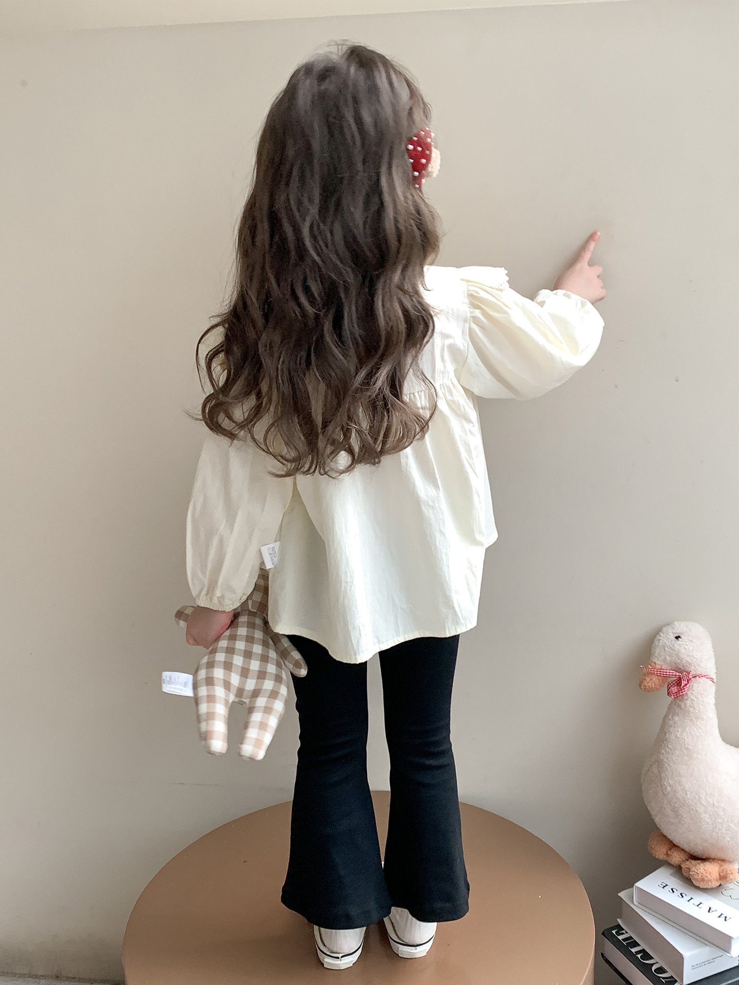 Camisas de otoño de niñas 2025 nueva moda de arco de arco de muñeca infantil camisa de cuello de primavera y otoño chaqueta de bebé femenina