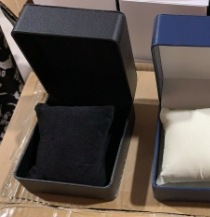 Nueva caja de exhibición de reloj con patrón de lichi con tapa abatible de alta gama, caja de embalaje de reloj de almohada de regalo de vacaciones, caja de almacenamiento al por mayor