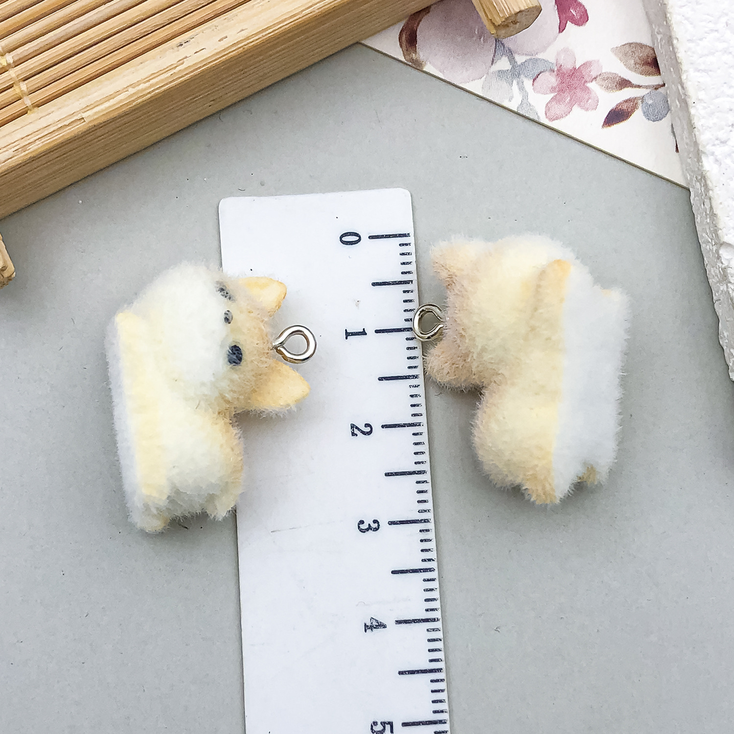 밝은 갈색 노란색 수지 무리를 짓는 동물 누워 있는 강아지 24x20mm-3.5g-23137 1개