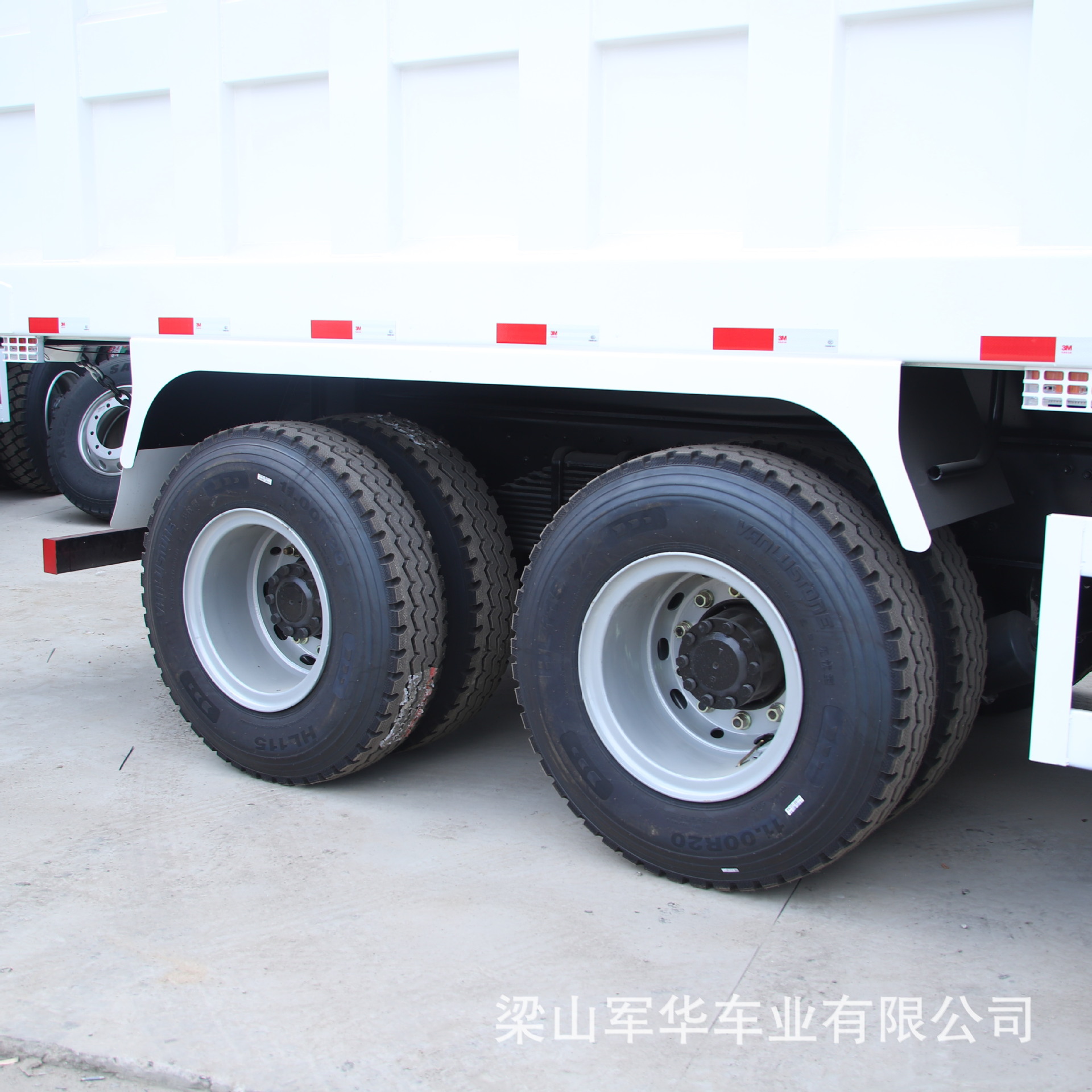 In-stock for sale: Engineering dump truck, mining muck truck, rear eight-wheel self-unloading double-axle dump muck transport truck