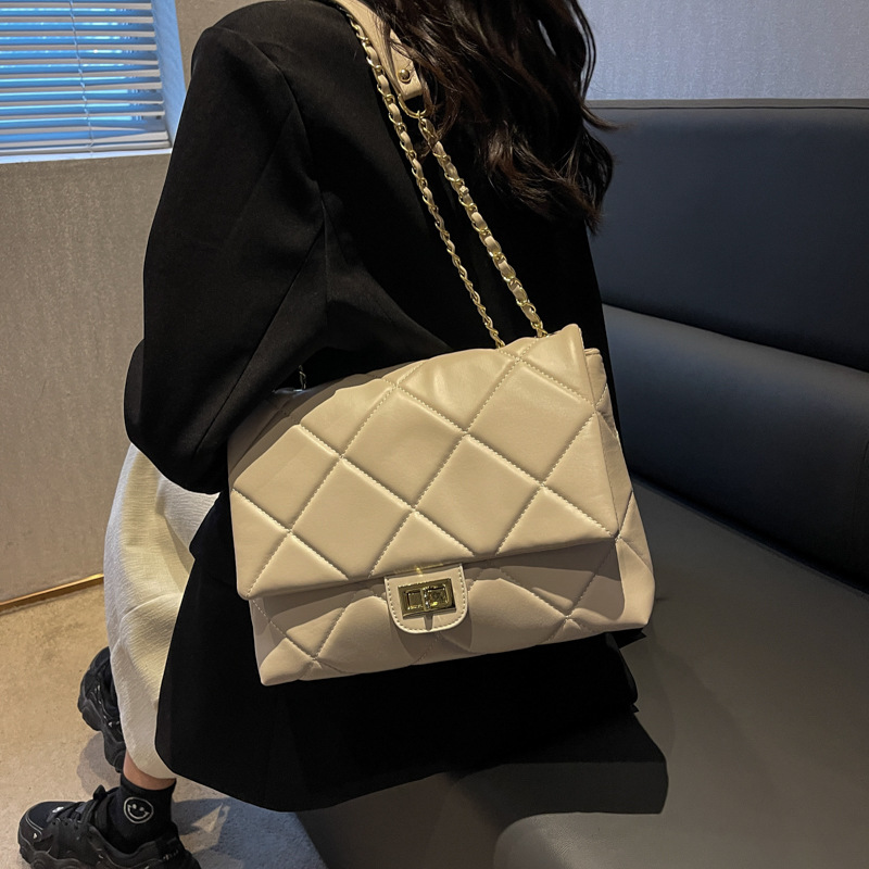 Bolso coreano de cadena de viento fragante 2025, bolso de hombro bordado de diamante de verano, bolso de mujer de moda de viaje universal.