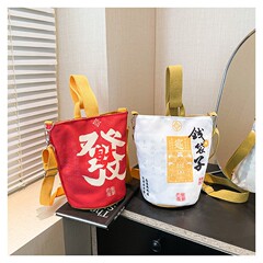 金蛇賀歳新年の赤いお金の袋の文はバケツを作って赤い包みの布の袋の蛇の年の巳を収めてお金の袋に上がります。